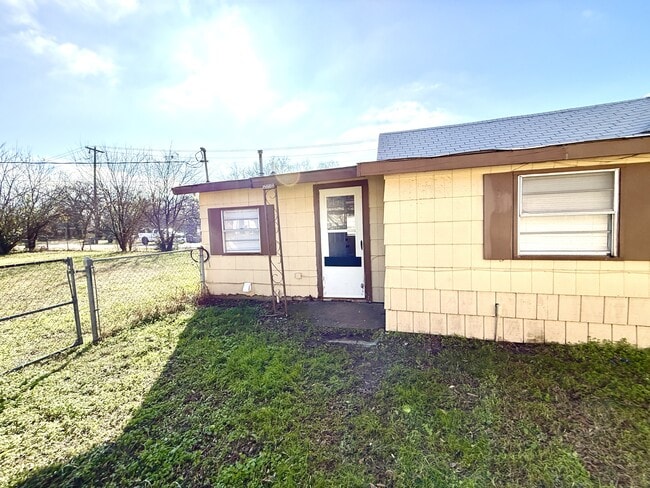 Building Photo - 422 D St SE