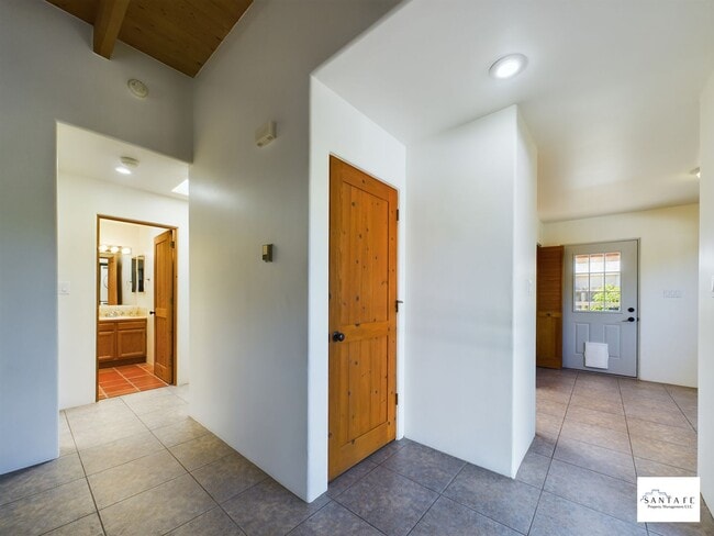 Building Photo - Single Level, Single Family Home Available Now!