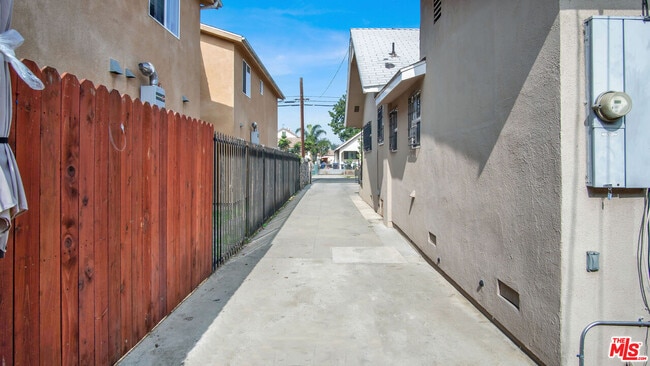 Building Photo - 252 E 47th St