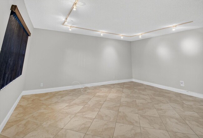 Building Photo - 447 Flanders I