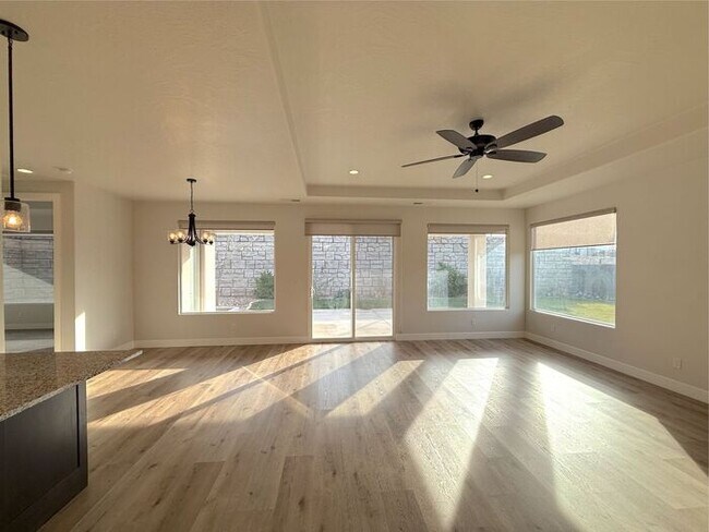 Building Photo - 3 bed, 2 bath home w/2 car garage