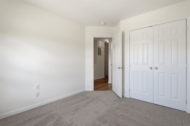 Building Photo - 10 Crabapple Ct