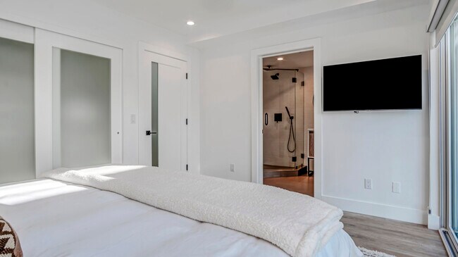 Master Suite - 3154 Curts Ave