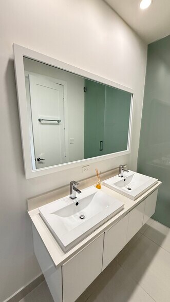 Master Bath - 10260 NW 63rd Ter