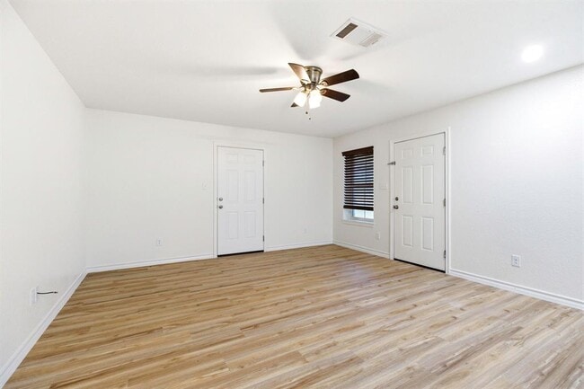 Building Photo - 823 N Commerce St