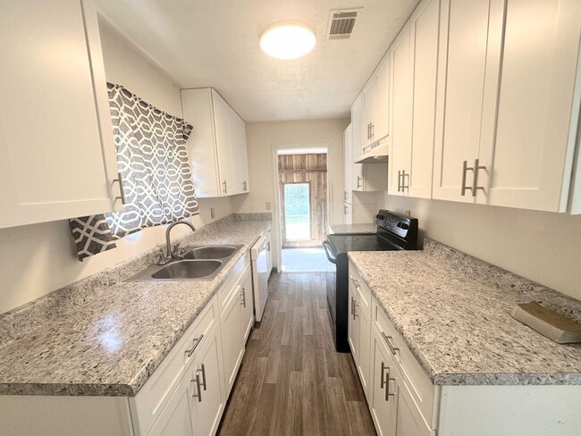 Building Photo - Cozy 3 bedrooms with charming kitchen upda...