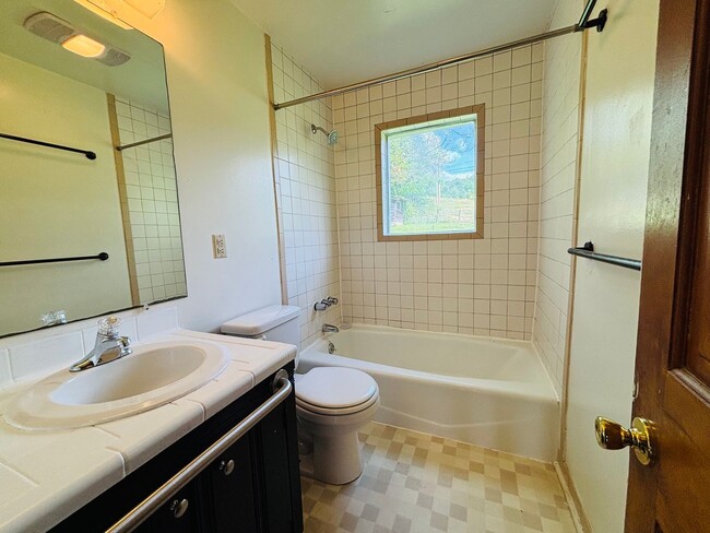 Building Photo - 2700 Meadowbrook Dr