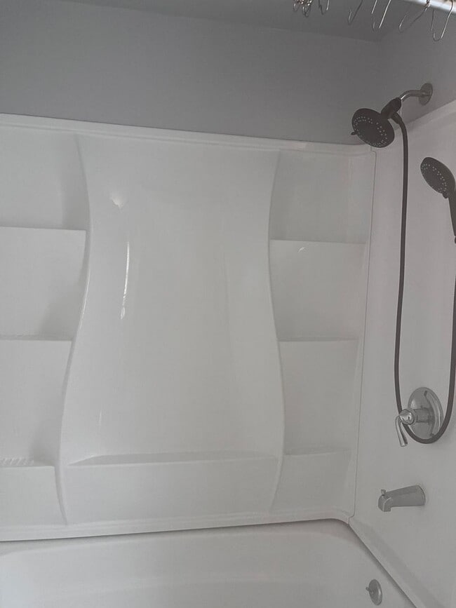 Building Photo - 2 bed, 1 Bath