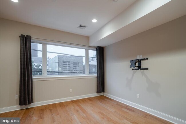 Building Photo - 724 N 3rd St
