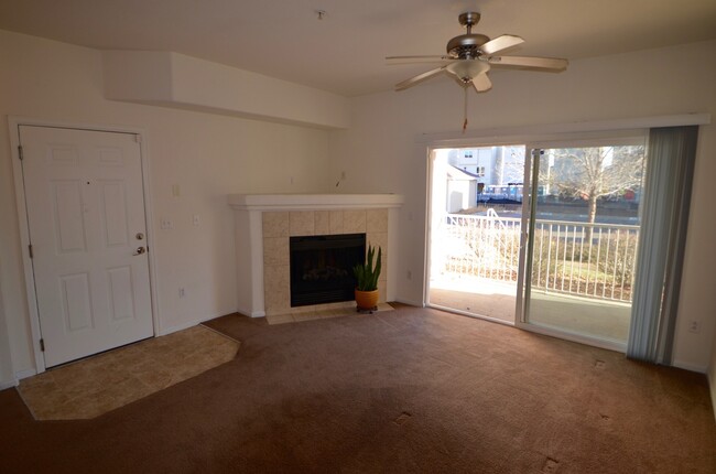 Building Photo - Spacious Pet Friendly 2bd/2ba Condo with G...