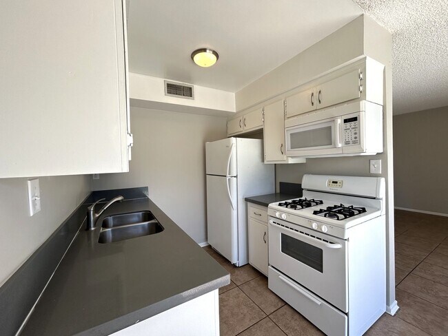 Building Photo - AVAILABLE NOW!! 2 Bedroom 1 Bath Apartment...