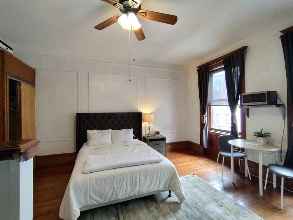 Building Photo - 556 W 161st St