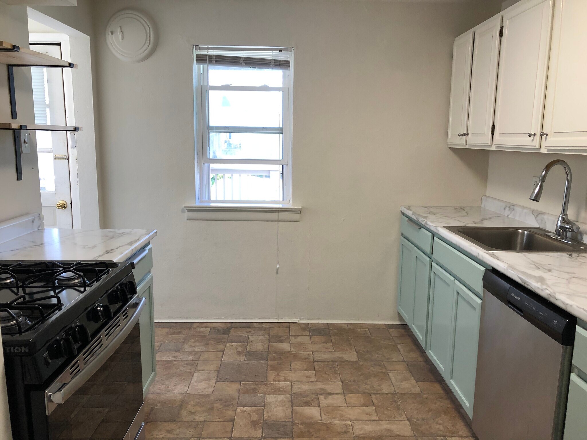 Building Photo - 7558 Woodland Ave Unit B