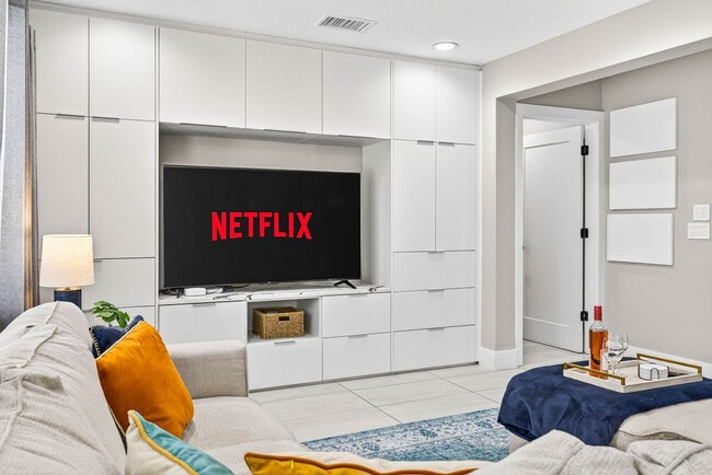 Building Photo - 318 S Burlingame Ave