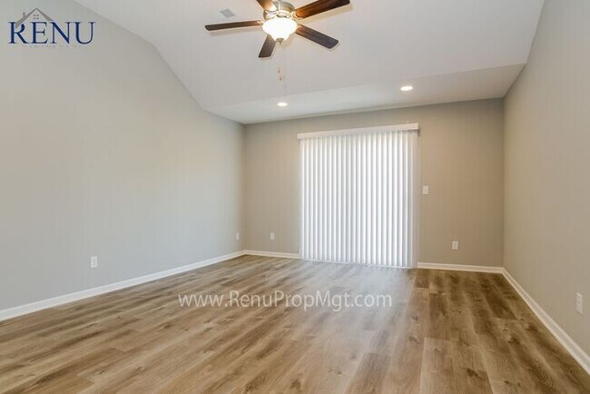 Building Photo - Holiday Special: Free First Month's Rent!!