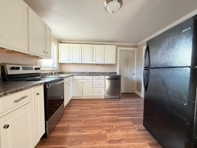 Building Photo - 114 Oak St