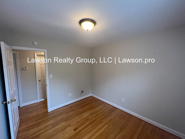 Building Photo - Beautiful Cave Spring Split Level with Bac...