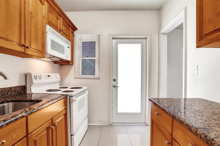 Building Photo - 717 NE 16th Ave