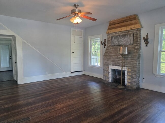 Building Photo - Move in Ready Historic Home in Downtown Cl...
