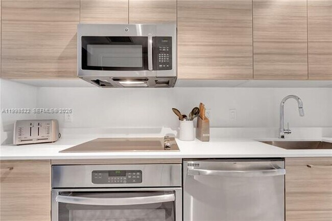 Building Photo - 121 NE 34th St