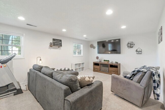 Building Photo - 1429 Columbus Dr