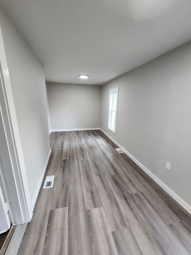 Building Photo - Spacious 5-Bedroom, 2-Bathroom Home AVAILA...