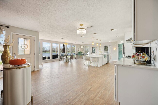 Building Photo - 911 Brook Forest Dr