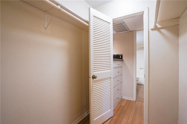 Building Photo - Cozy Studio Home with Fireplace & Walk-In Closet!