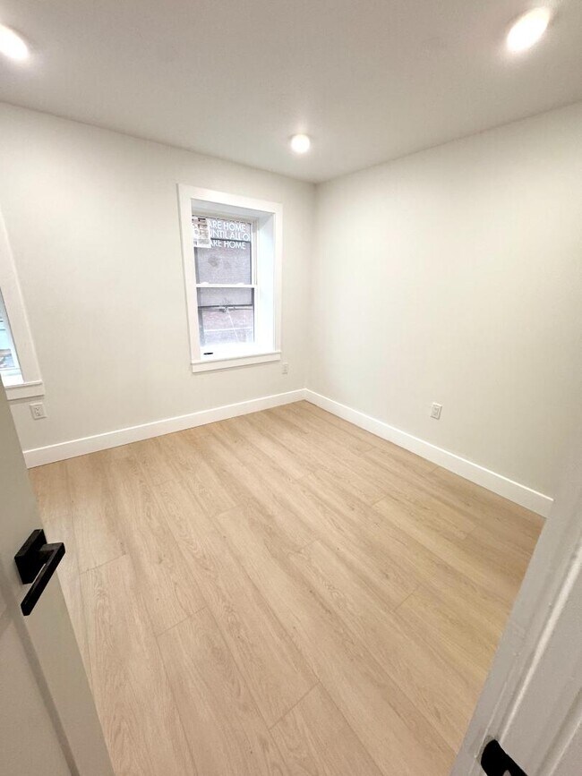 Building Photo - 118 E Huntingdon St