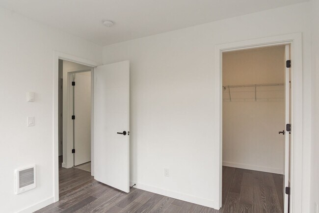 Building Photo - 2Bd/1.75Ba Seattle Townhome