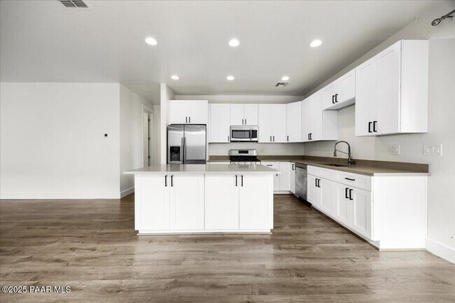 Building Photo - 1643 Stratford Pl