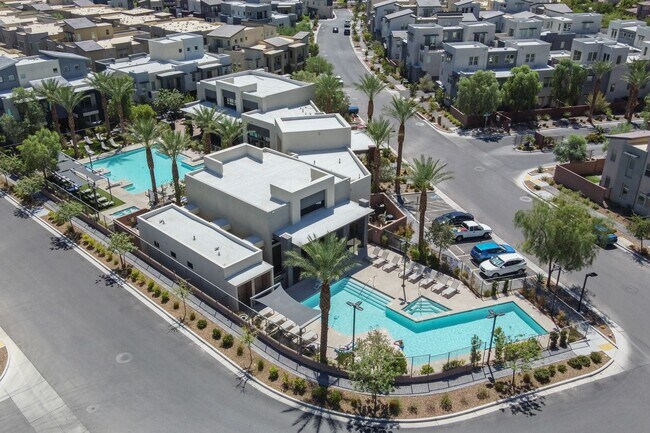 Building Photo - Fully furnished luxury townhome in Affinit...
