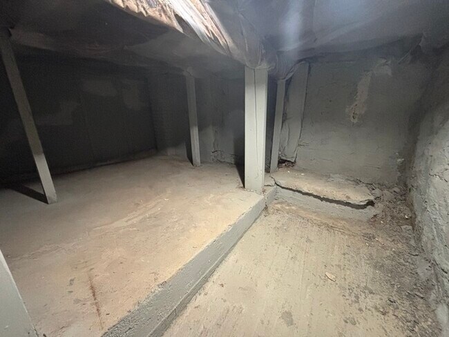 Building Photo - 2 bedroom PLUS den with Fireplace