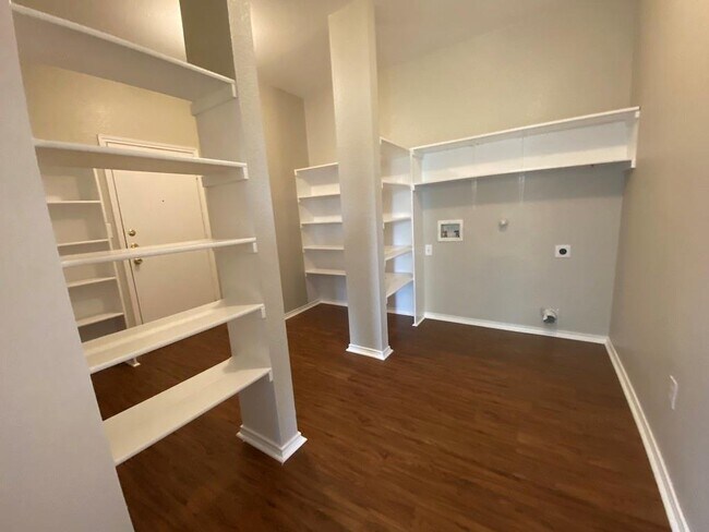 Building Photo - 330 Mistletoe Ln