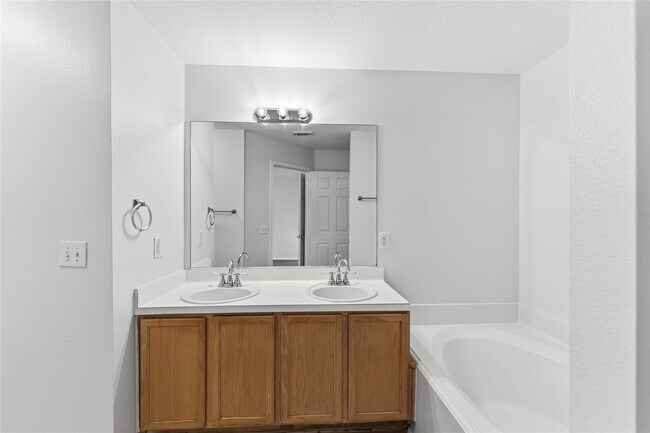 Building Photo - 21219 Somerset Park Ln