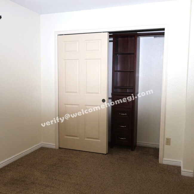 Building Photo - 2844 Lexington Ln