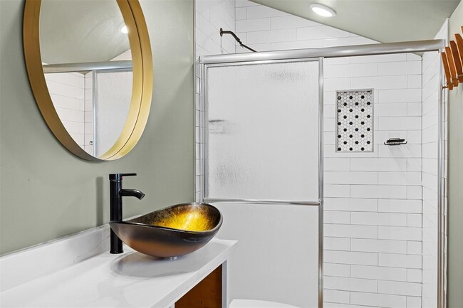 Building Photo - 823 Hickory St