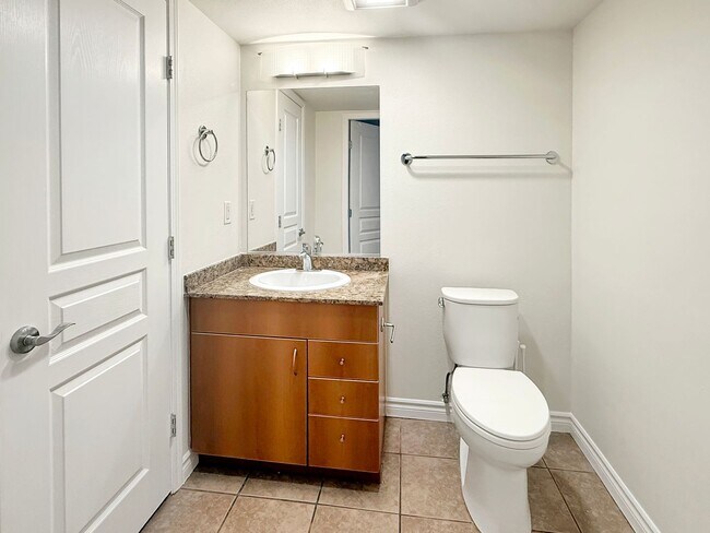 Building Photo - Modern 2BR/2.5BA with a Bonus Room Condo i...
