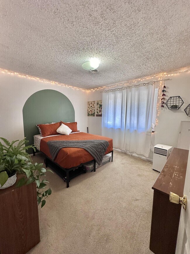 Building Photo - 1600 Banyan Dr