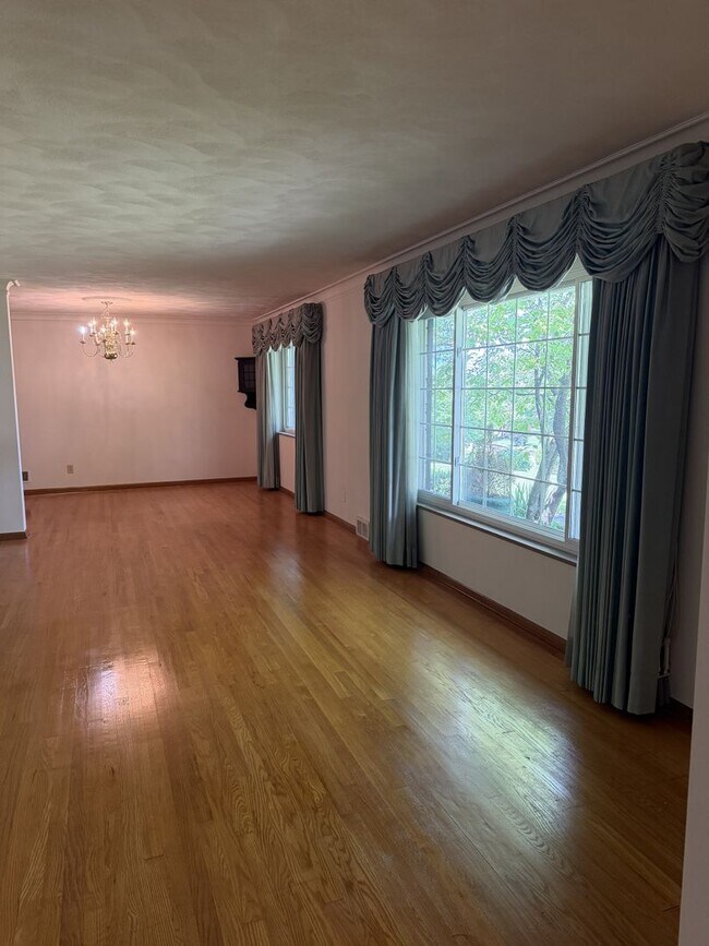 Building Photo - 926 Laurelwood Rd