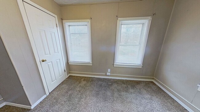 Building Photo - Comfortable 2-Bedroom Duplex