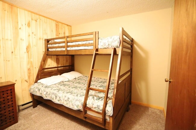 Building Photo - 2+ Bed 2 Bath Furnished Winter Seasonal 6mo Rental Available Nov 1! - $1750/mo