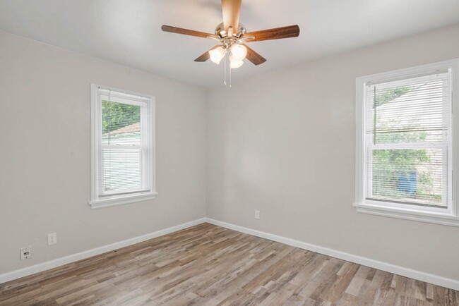 Building Photo - Babb Dr Duplex