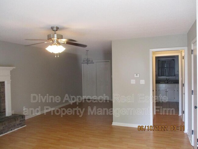 Building Photo - 830 Jamestown Manor Park