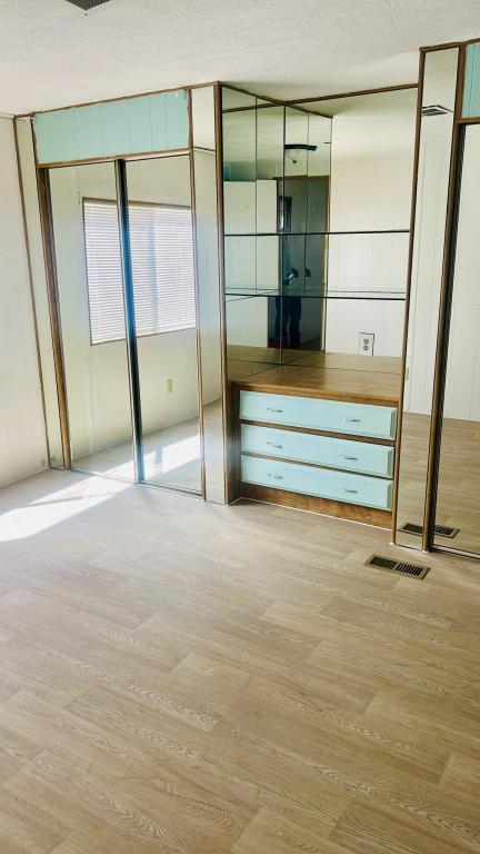 Building Photo - 450 W Thurber Rd