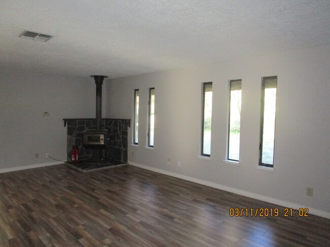 Building Photo - INCREDIBLE LOCATION!!! Quaint and Quiet an...