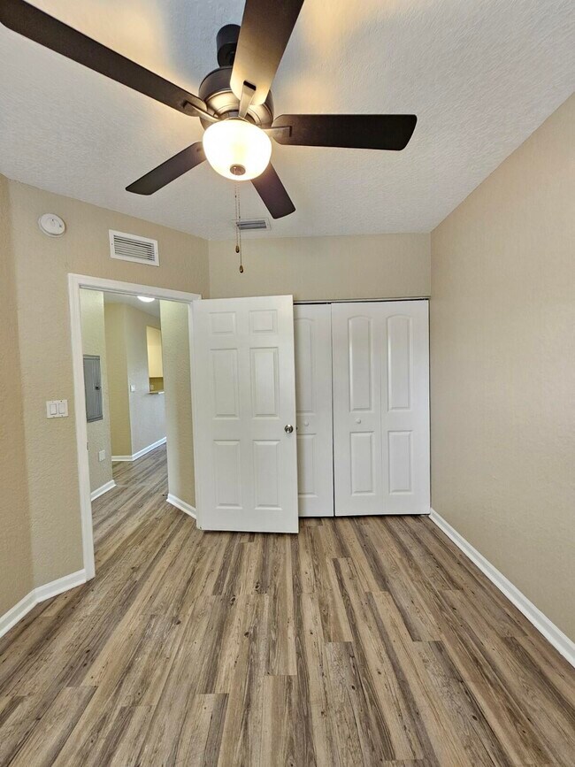 Building Photo - 1063 Golden Lakes Blvd