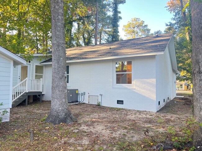 Building Photo - Pet Friendly, Remodeled Home in North Myrt...