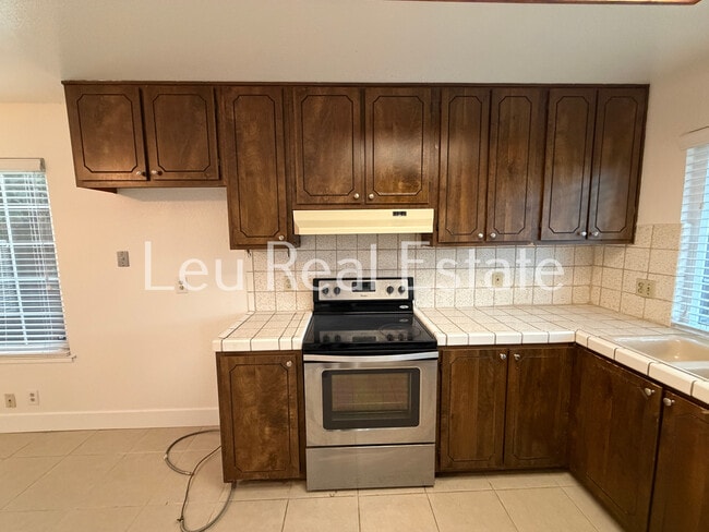 Building Photo - 5020 Village Wood Dr