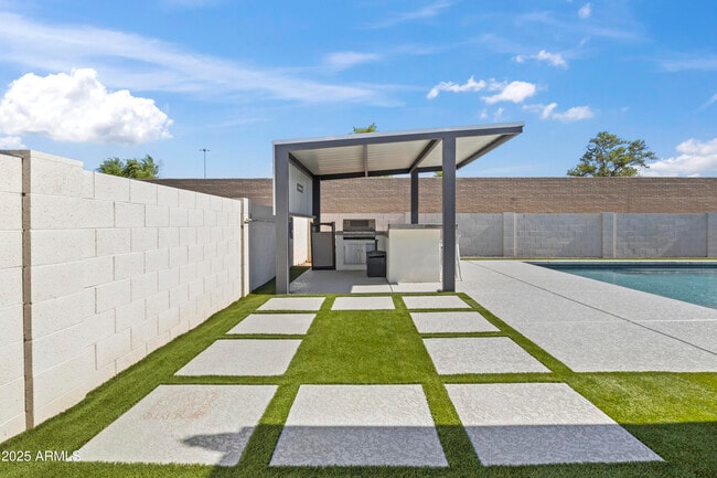 Building Photo - 2166 E Greenway Dr